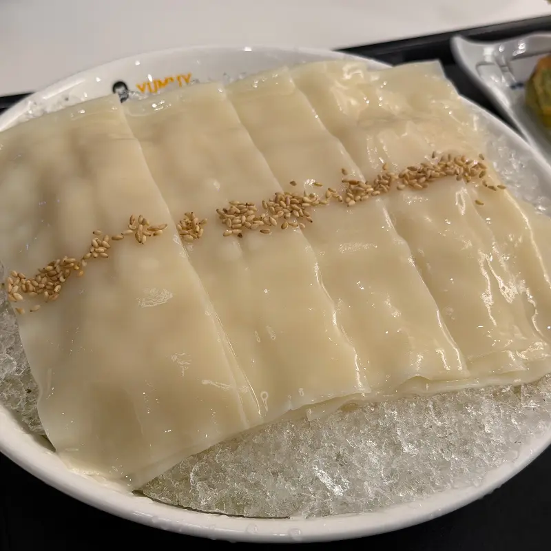 차가운 면 위에 가지런히 놓인 넓적 우동 면