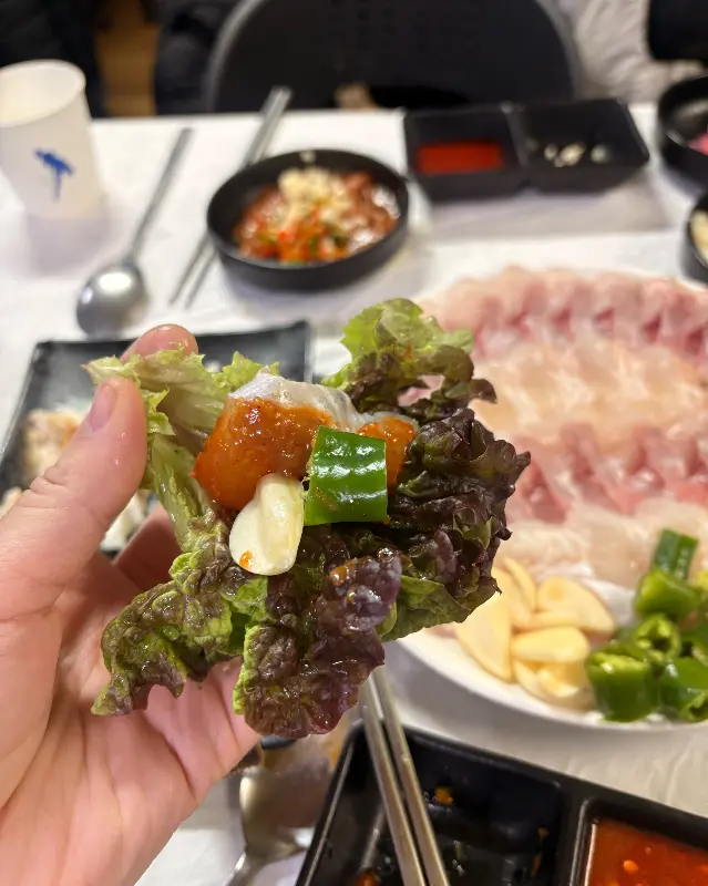 쌈장에 듬뿍 찍어 쌈 싸먹는 방어회