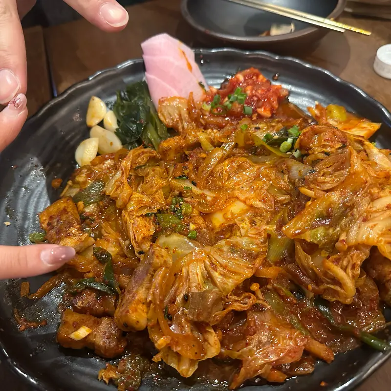 푸짐한 김치와 고기가 어우러진 김치구이