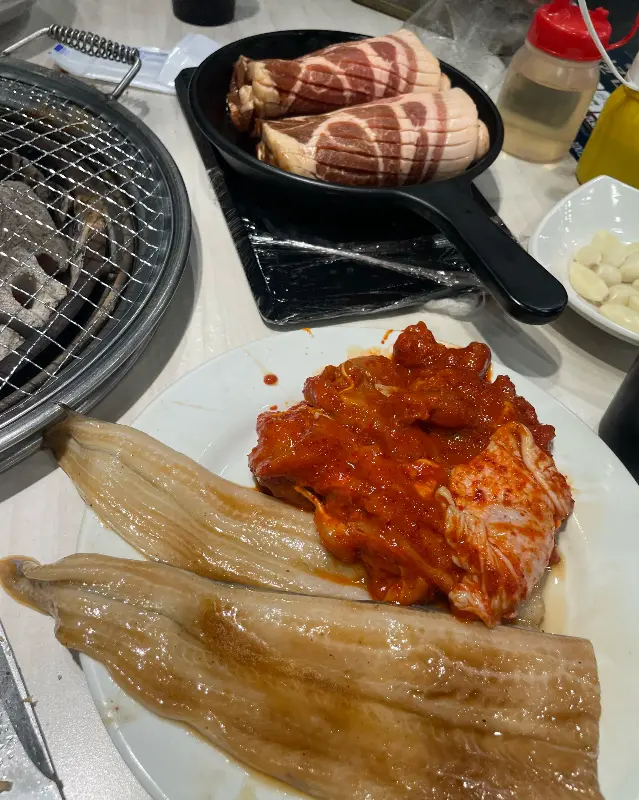 다양한 종류의 고기와 곁들임 반찬