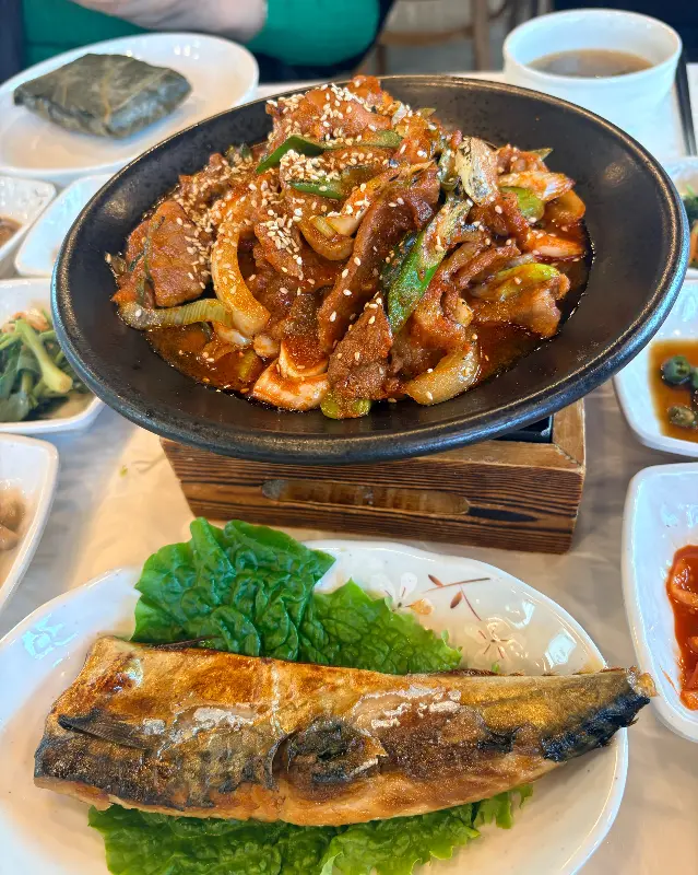 제육볶음과 고등어구이