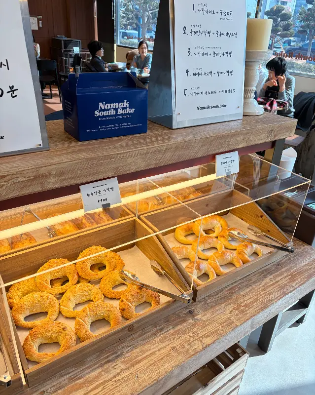 다양한 빵들이 진열된 쇼케이스