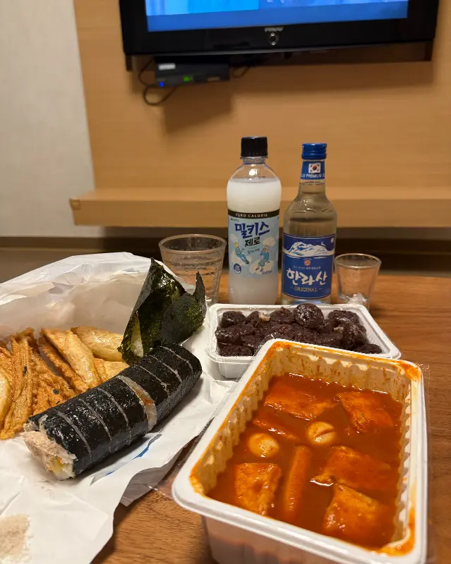떡볶이, 김밥, 튀김, 음료가 함께 놓인 테이블