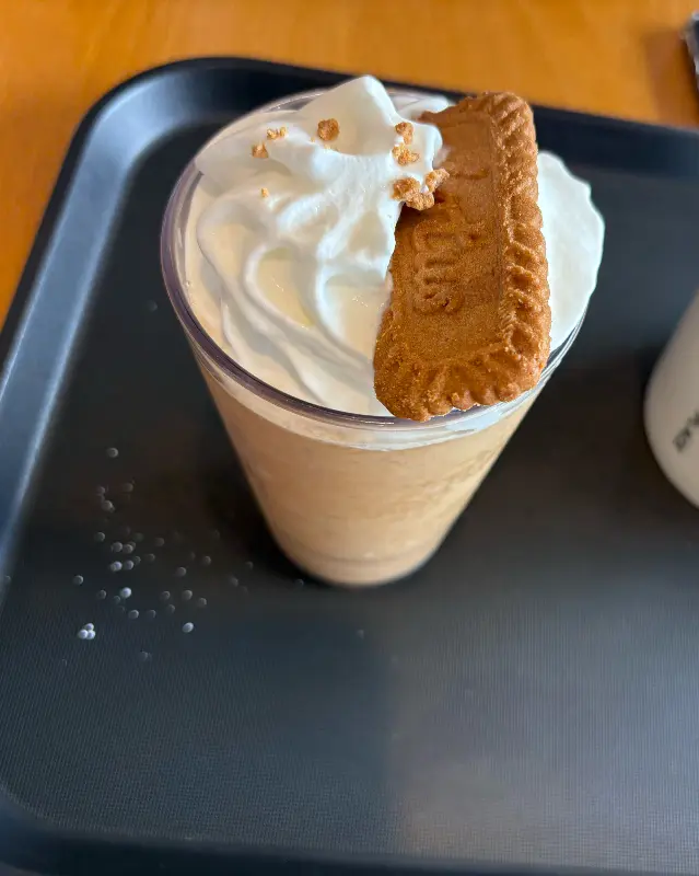 비스킷이 올려진 프라페