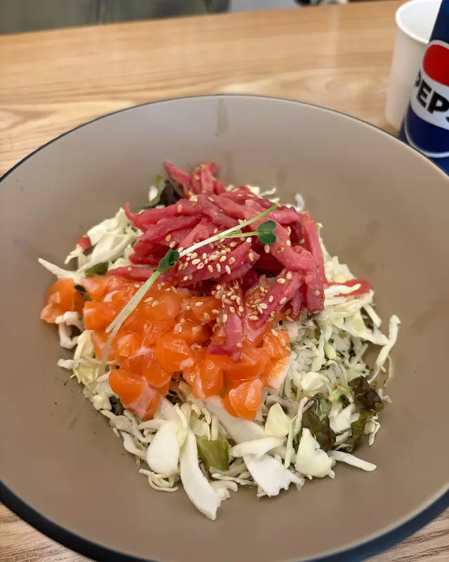 육회와 연어의 환상적인 만남