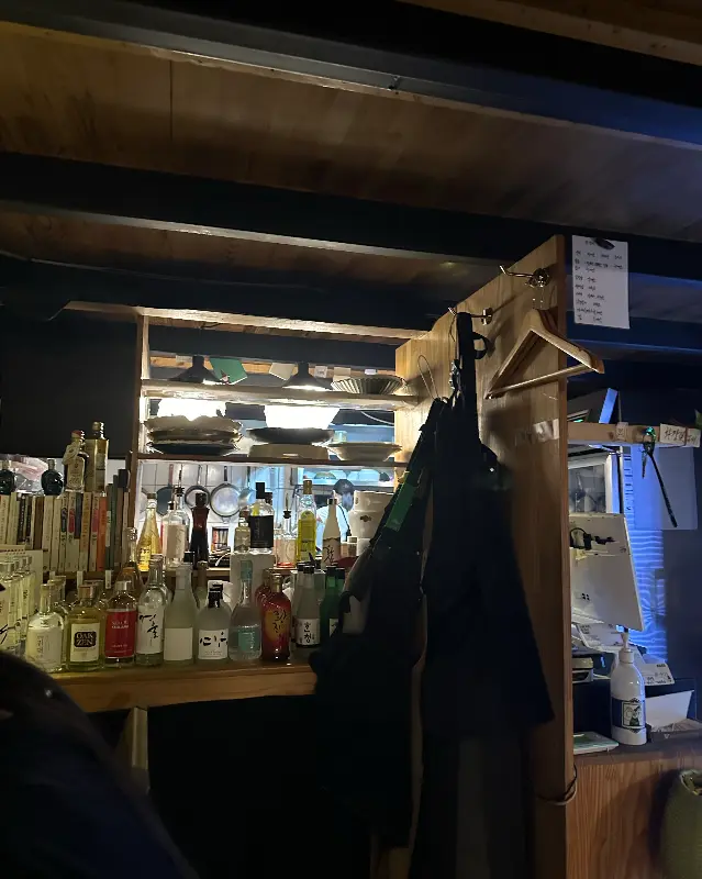 다양한 술이 진열된 바 테이블