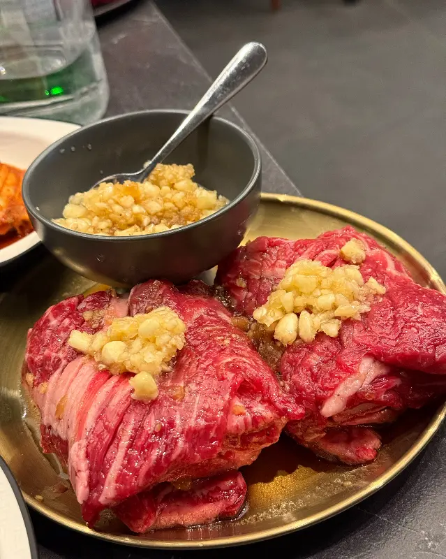 다 구워진 갈비 위에 마늘 소스를 듬뿍 올려서