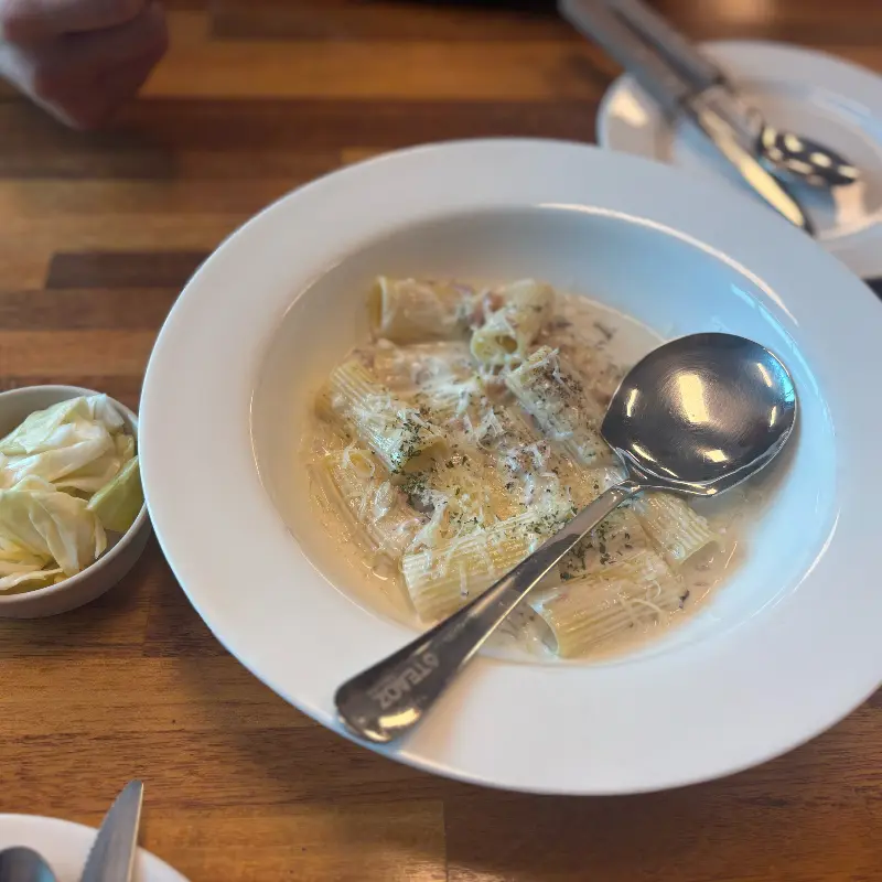 리가토니 면의 까르보나라 파스타