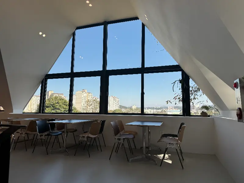 카페 내부의 넓은 공간과 창밖으로 보이는 풍경