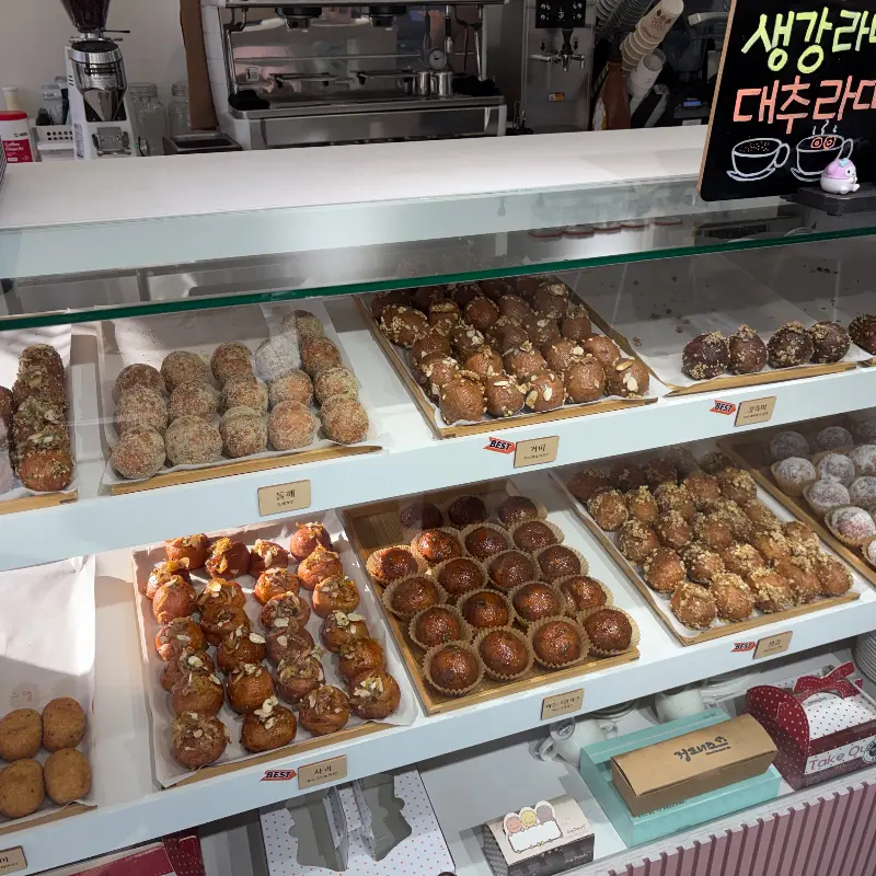 다양한 도넛을 판매하는 쇼케이스