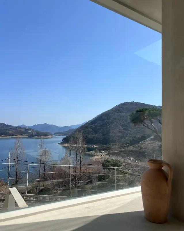 카페에서 보이는 충주호 뷰
