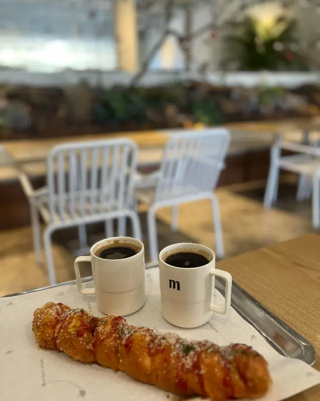 따뜻한 카페 라떼