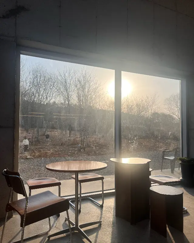 햇살이 가득한 창가 좌석