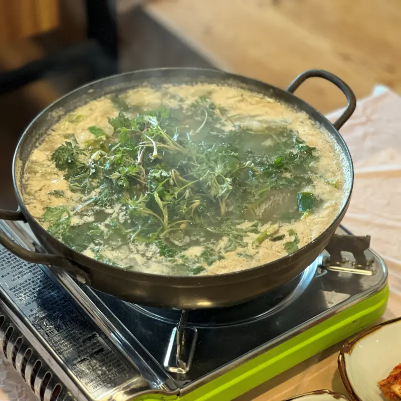 보글보글 끓고 있는 도다리 쑥국