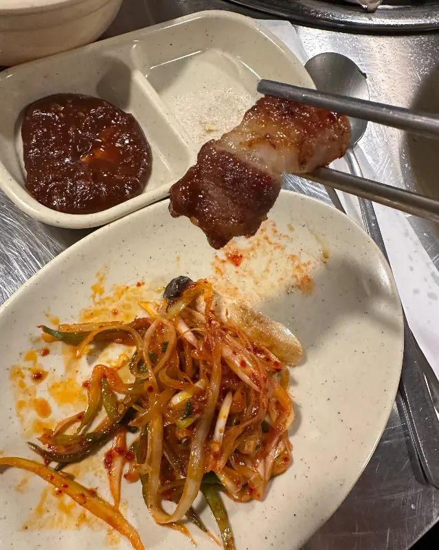 잘 구워진 삼겹살과 궁채나물