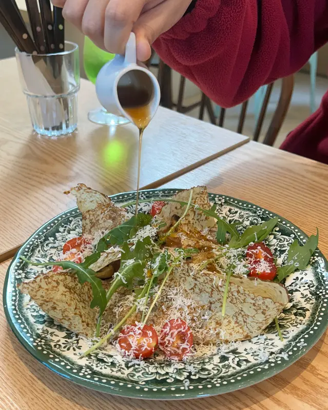 갈레트에 소스를 뿌리는 모습