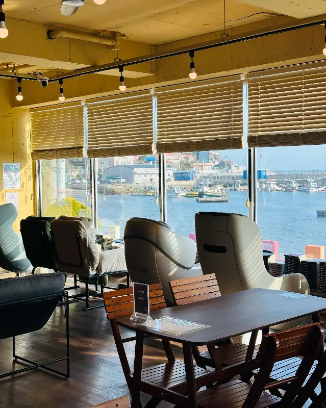 다양한 좌석이 마련되어 있어 취향에 따라 공간을 선택할 수 있다.