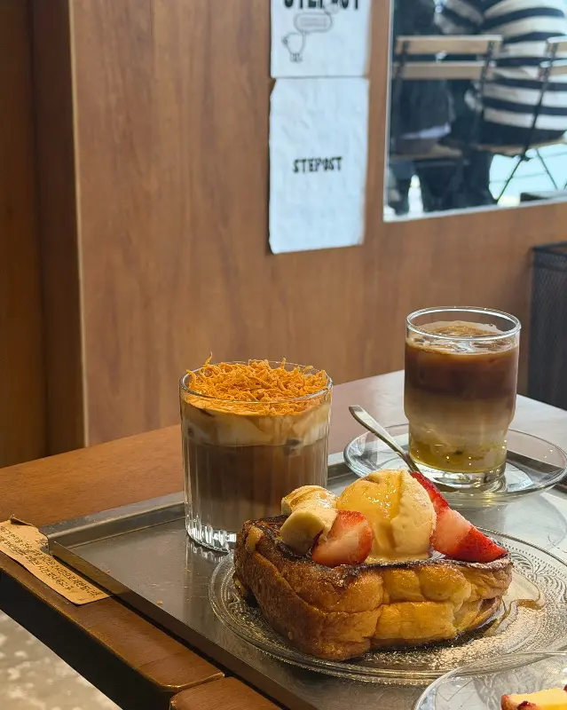프렌치토스트와 음료