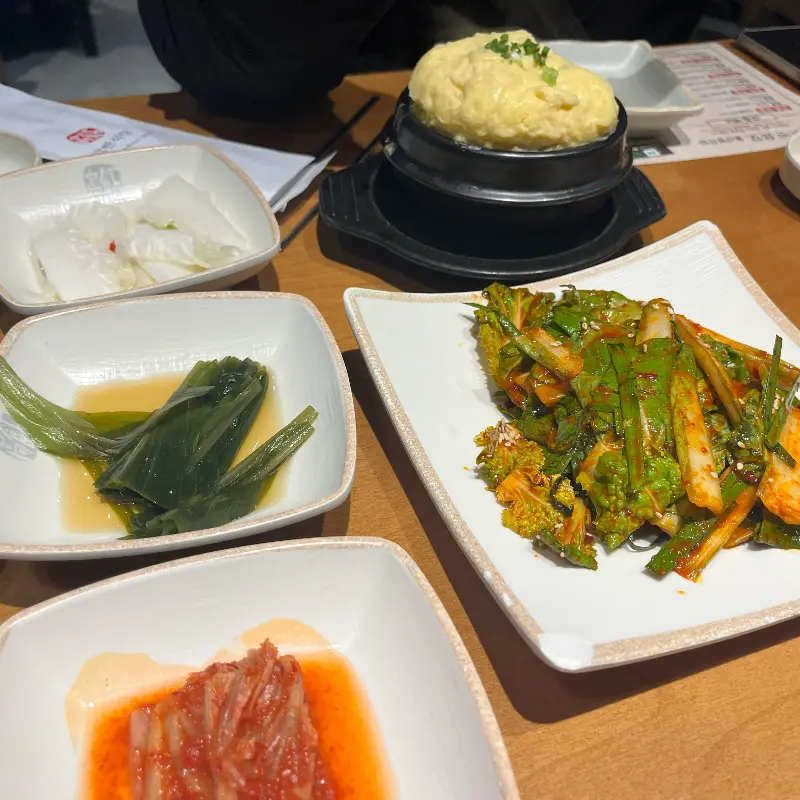 정갈하게 차려진 밑반찬