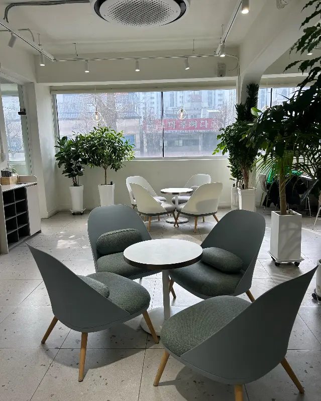 넓고 쾌적한 2층 공간