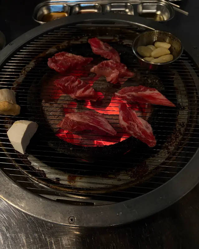 숯불 위에서 구워지는 소갈비살