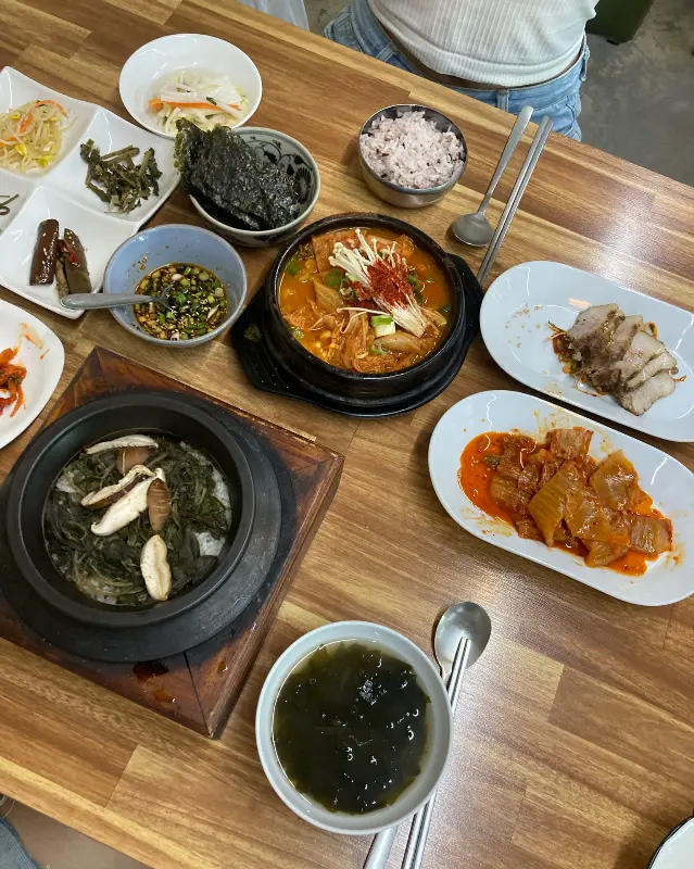 한 상 가득 차려진 쑥부쟁이 솥밥 정식