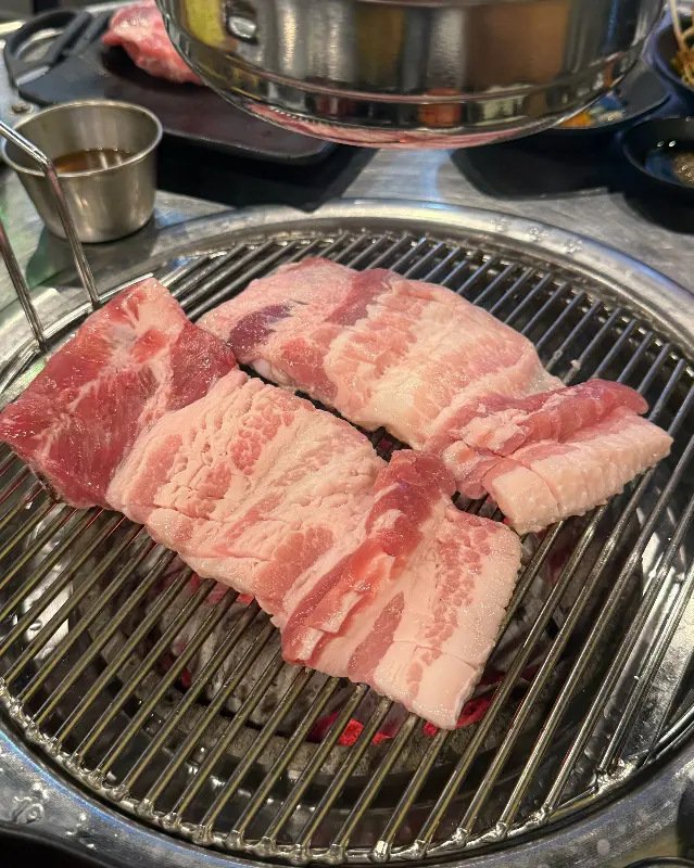 숯불 위에 올려진 생갈비