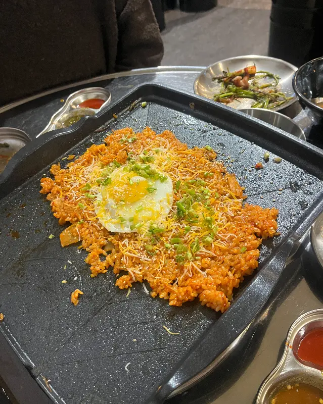 김가루와 계란 프라이가 얹어진 볶음밥