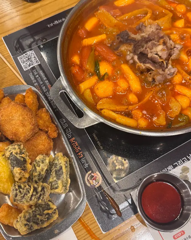 떡볶이와 튀김, 그리고 소스