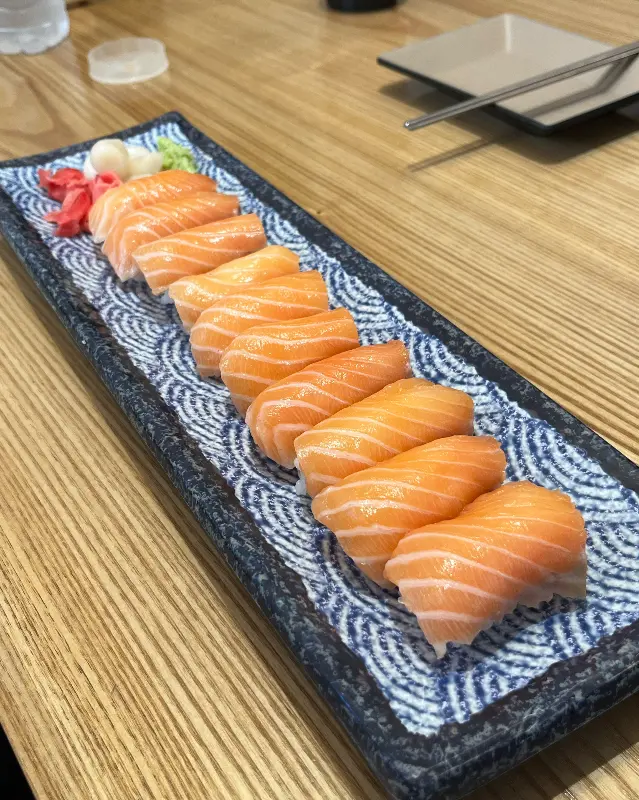 윤기가 흐르는 연어 초밥