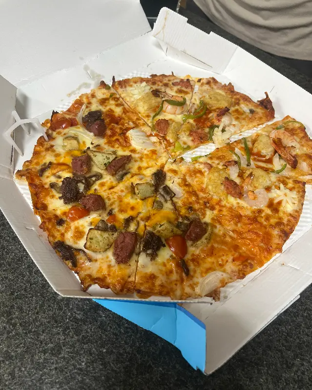 피자 한 조각을 들어 올린 모습