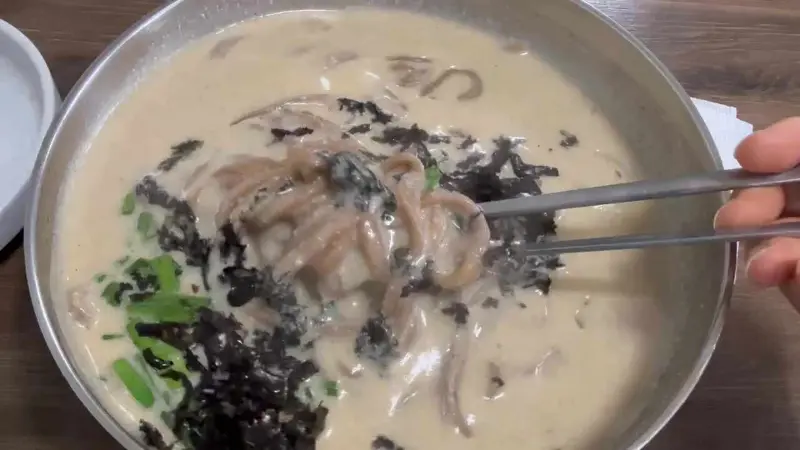 도토리 면발의 쫄깃함이 느껴지는 사진