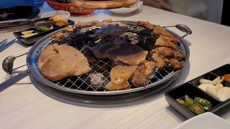 불판 위에서 맛있게 익어가는 고기들
