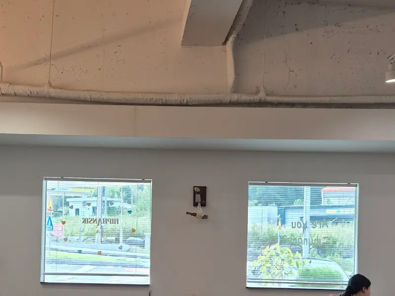 힙한식 내부 창가 좌석