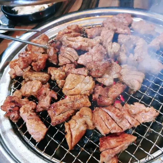 푸짐한 돼지갈비 한 상