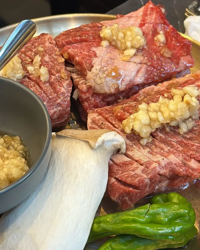 마늘이 듬뿍 올라간 안동 마늘갈비