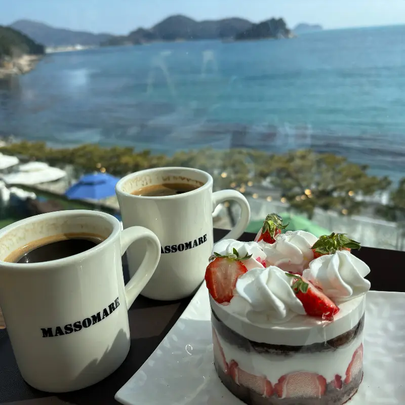 커피와 딸기 케이크