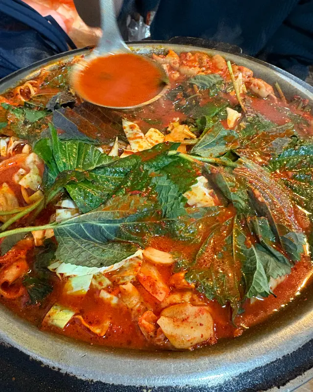 곱창전골을 푸짐하게 담아 올린 모습