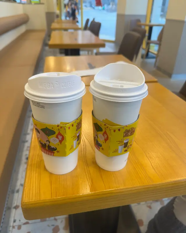 테이크 아웃 컵에 담긴 따뜻한 커피