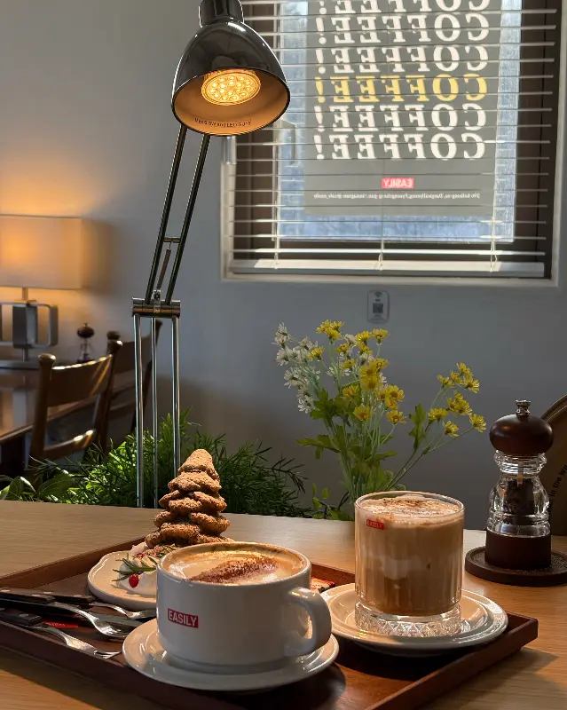 테이블 위에 놓인 음료와 디저트