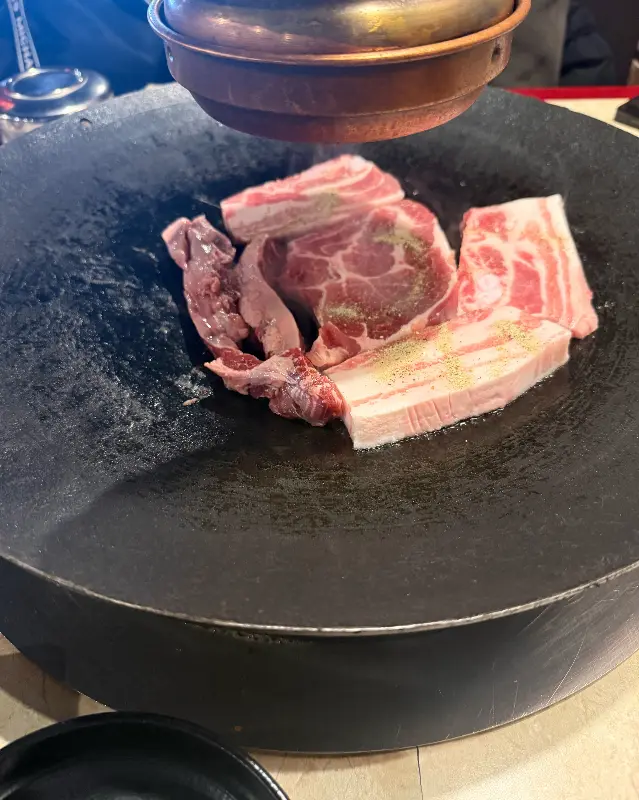 솥뚜껑에 구워지는 고기