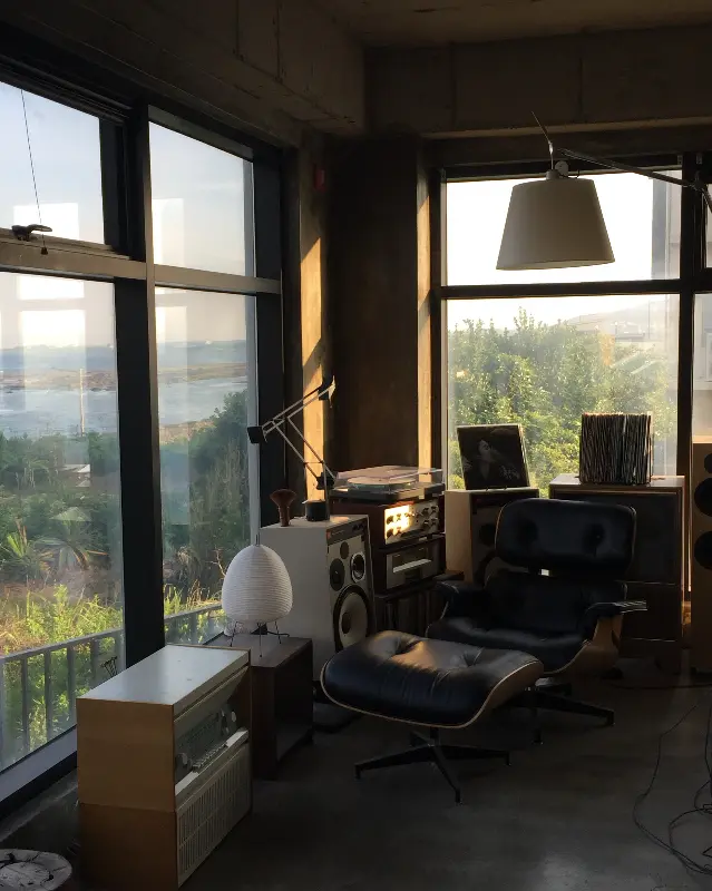 창가 좌석에서 성산일출봉을 바라보며 음악을 감상하는 모습