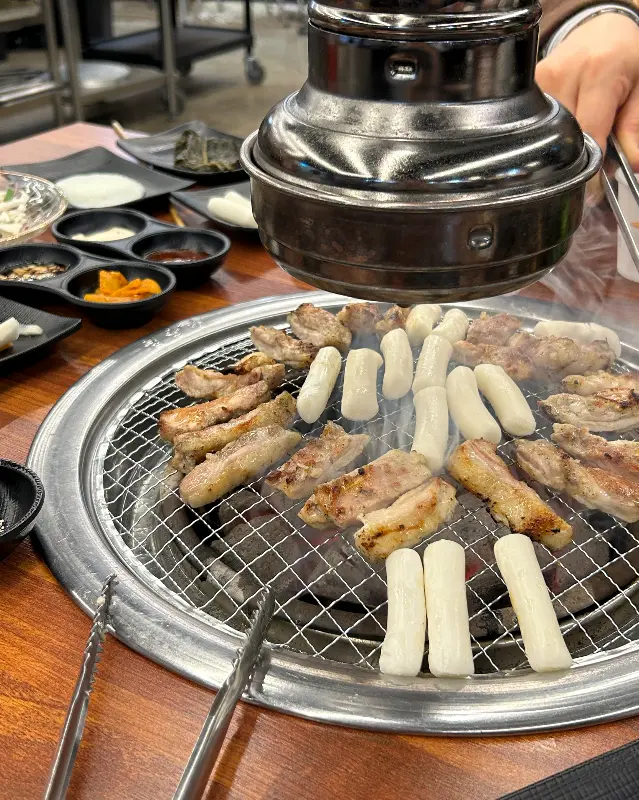 다양한 곁들임 메뉴와 소스