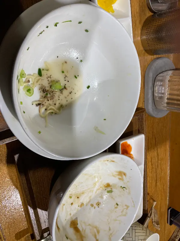 음식을 남김없이 비운 손님들의 흔적