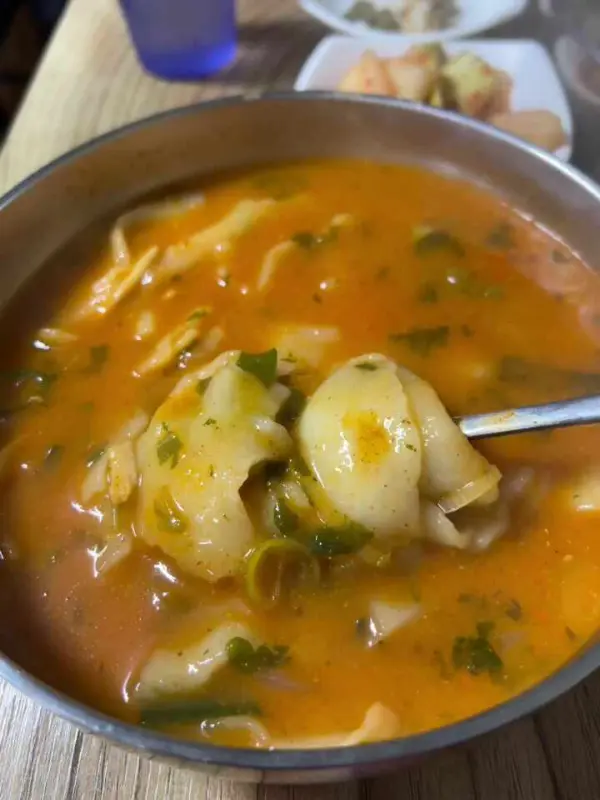 숟가락 위에 올려진 쫄깃한 수제비