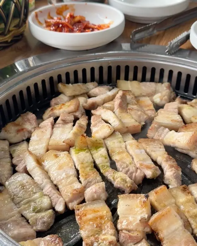 잘 구워진 흑돼지 삼겹살