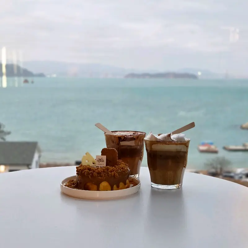 테이블 위에 놓인 몽글몽글 라떼와 매미성 티라미슈