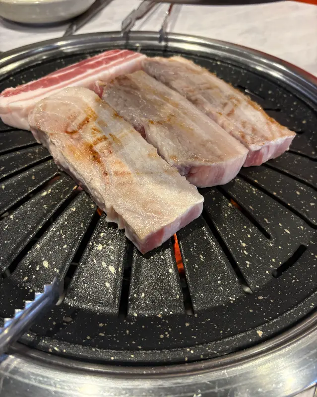 숯불 위에 놓인 먹음직스러운 삼겹살