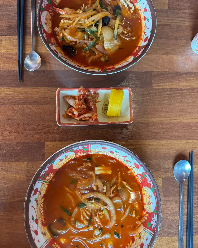 짬뽕 두 그릇과 반찬
