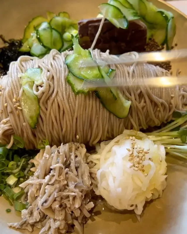 비비작작면의 면발과 고명